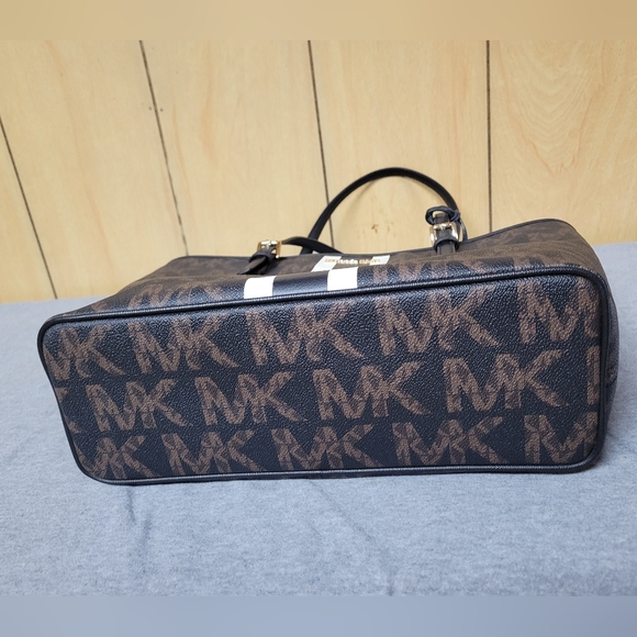 Michael Kors Jet Set Travel Medium Carryall Tote - Picture 6 of 11